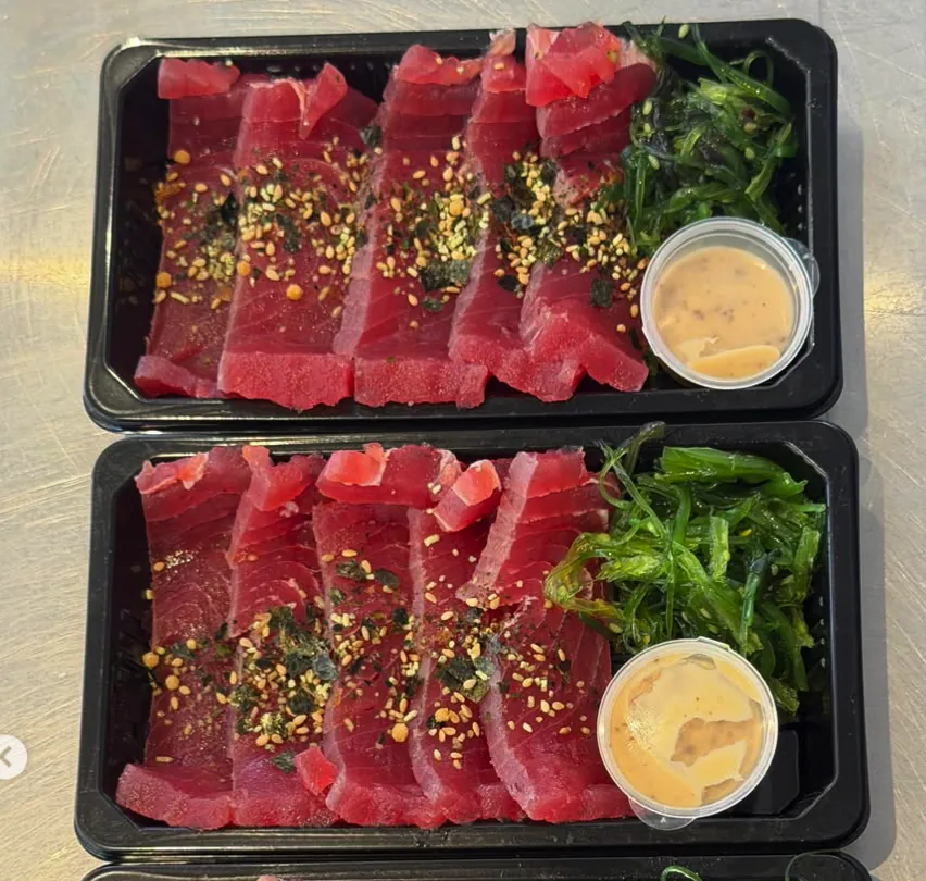 Tonijnsashimi met zeewiersalade en een schijfje citroen